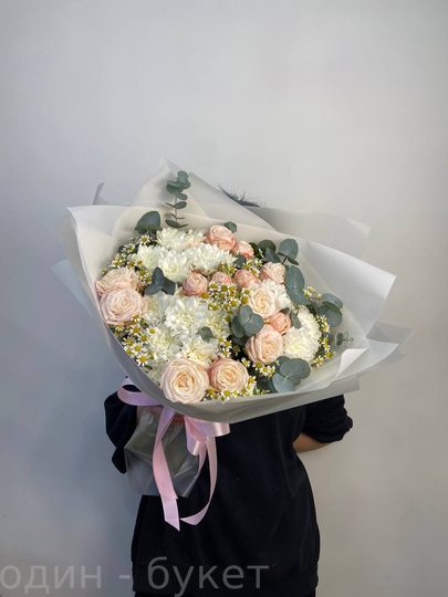 Букет из пионовидной кустовой розы, кустовых ромашек, кустовых хризантем и эвкалипта