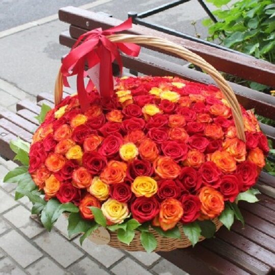 Корзина из 151 разноцветной розы
